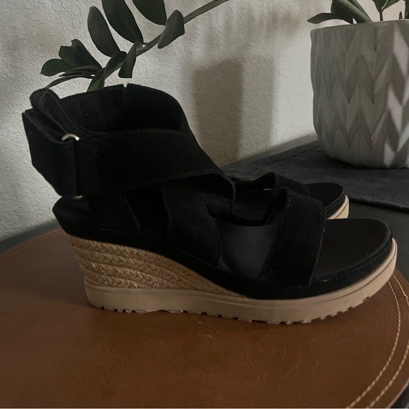 UGG Ileana Black Tan Wedge Shoes Modern Casual - Picture 8 of 9
